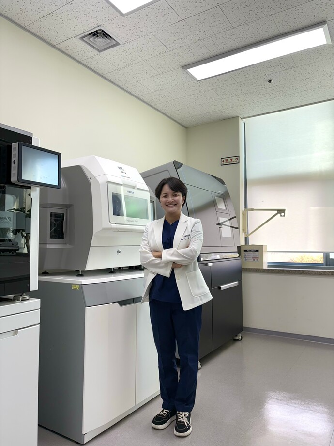 21일 광주광역시 동구 조선대학교 치과대학 내에 위치한 치과산업고도화지원센터에서 만난 손미경(53·여)센터장이 남도일보와의 인터뷰에서 센터 내 장비들을 소개하고 있다./박준호 기자 bjh@namdonews.com